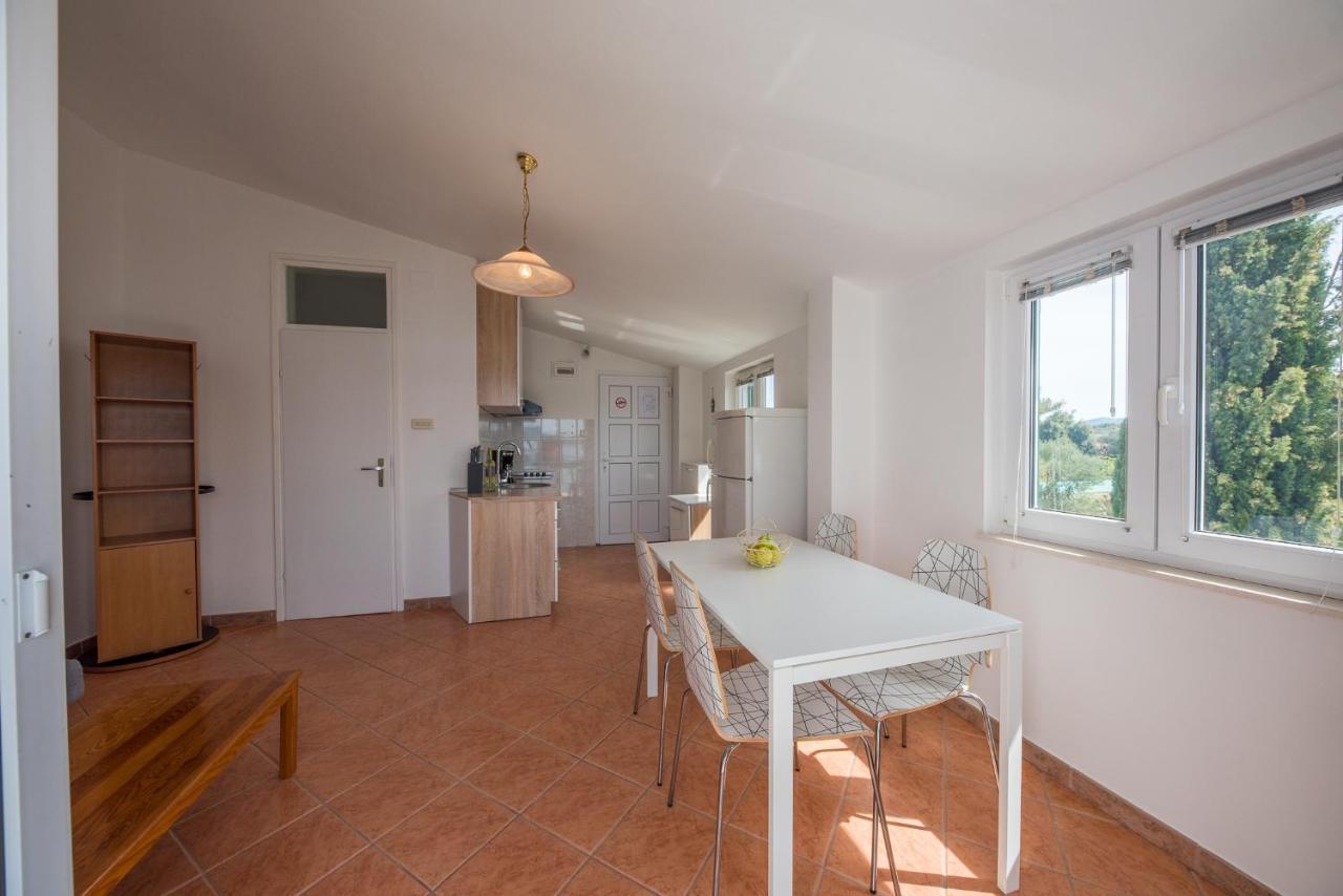 Apartments Mara Pirovac Eksteriør bilde
